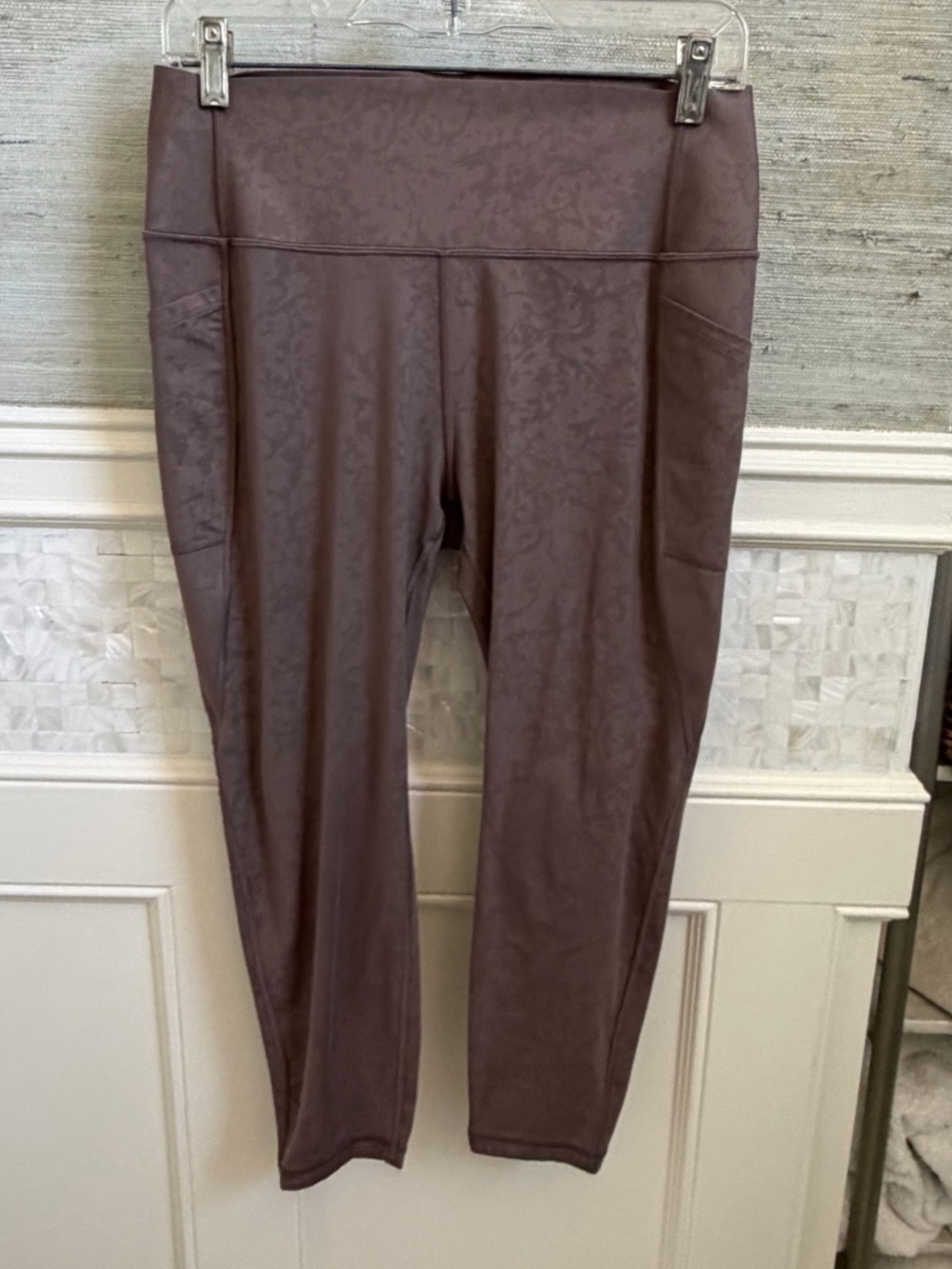 Large GAP fit sculpt revolution cropped 7/8 leggings brown filigree print tan